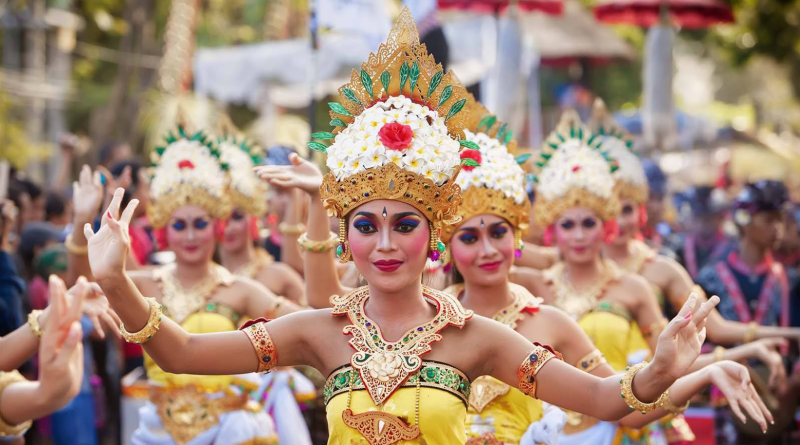 Keramaian dan kemeriahan festival di Indonesia dengan latar belakang pemandangan khas